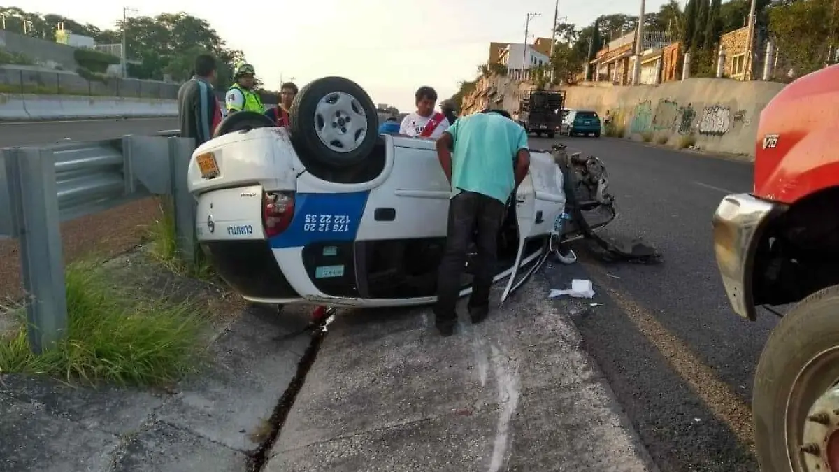 Volcadura en La Pera-Cuautla (3)